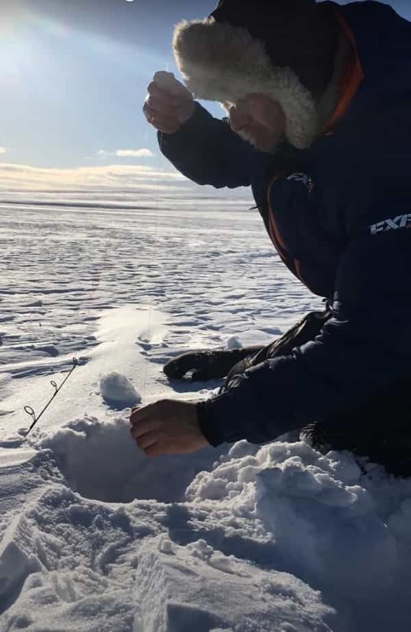 氷に穴を開けアイスフィッシングをしていたら・・、ワカサギのような小さな魚が釣れるのかと思いきや、意外な大物が釣れました！！【海外・動画】