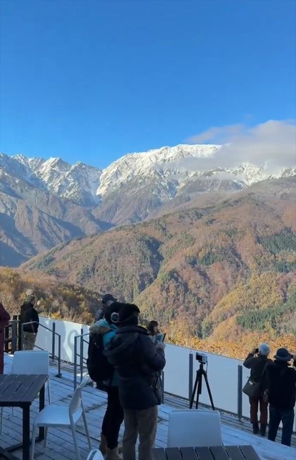 雪山と紅葉のコラボレーションが美しすぎる！白馬村の壮大な光景が話題に「映像でこの迫力なので実際に居たら感動で動けないかも」「秋と冬を同時に堪能」