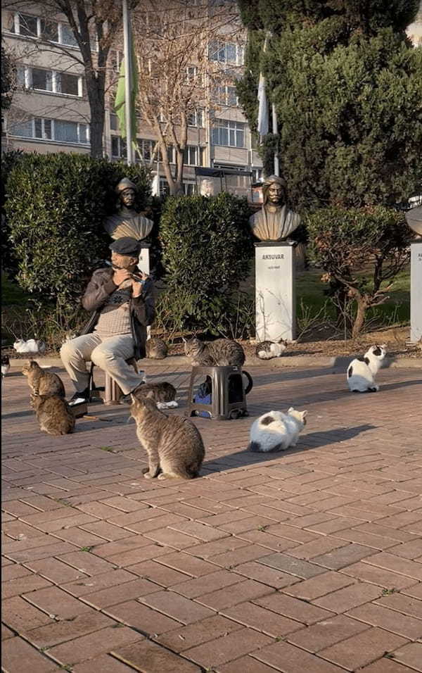 公園の真ん中で奏でられる笛の音。その音楽に酔いしれているのは・・、なんとも癒やされる微笑ましい光景が！！【海外・動画】