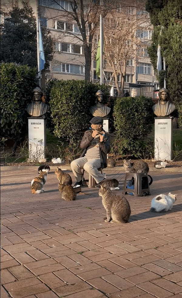 公園の真ん中で奏でられる笛の音。その音楽に酔いしれているのは・・、なんとも癒やされる微笑ましい光景が！！【海外・動画】