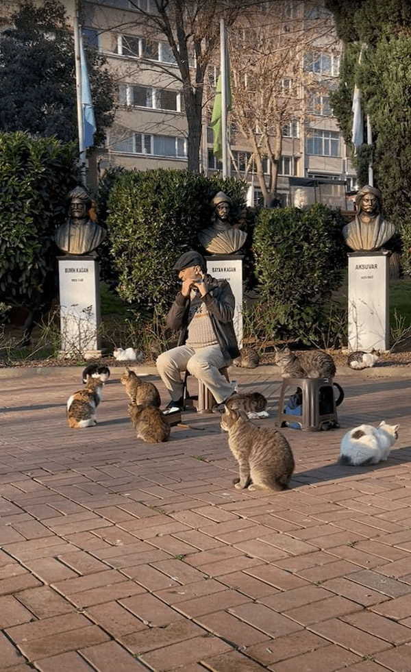 公園の真ん中で奏でられる笛の音。その音楽に酔いしれているのは・・、なんとも癒やされる微笑ましい光景が！！【海外・動画】