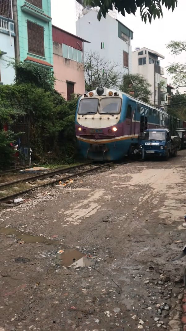 衝撃の事故映像！線路脇に路上駐車したら車が大変なことに！これは一生後悔するだろう