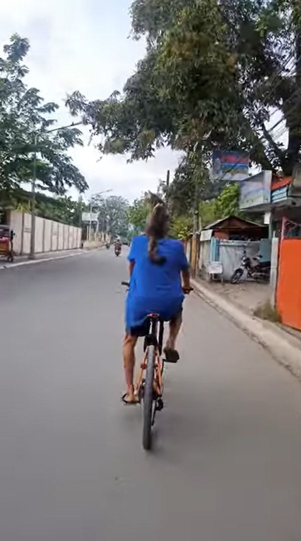 飼い主さんとお散歩中なのかな？自転車を漕ぐ男性の肩に、まさかの動物の姿がありました！！