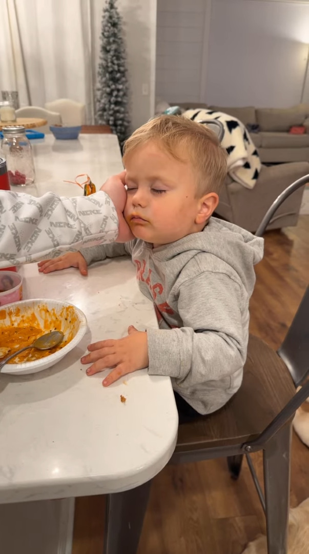 お昼寝も忘れていとこと楽しく遊んだ男の子。夕食の時間にはもう眠気に抗えなくなったみたい【アメリカ・動画】