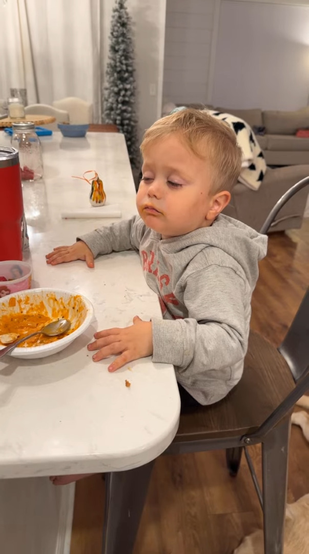 お昼寝も忘れていとこと楽しく遊んだ男の子。夕食の時間にはもう眠気に抗えなくなったみたい【アメリカ・動画】