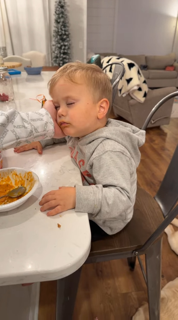 お昼寝も忘れていとこと楽しく遊んだ男の子。夕食の時間にはもう眠気に抗えなくなったみたい【アメリカ・動画】