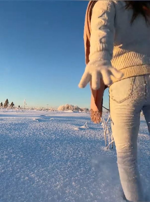 雪原を駆けていく女の子。雪遊びをするのかと思いきや・・・、この後この子は文字通り全身で雪を満喫するのでした