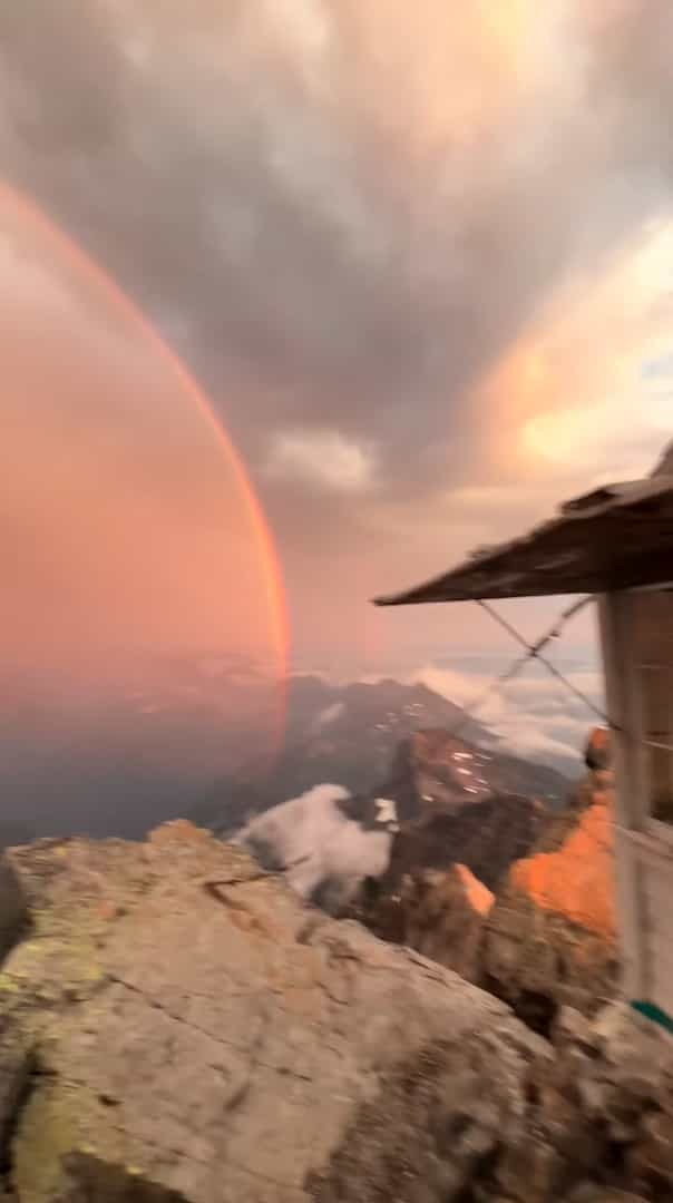 シアトルにある山の頂からの景色が絶景過ぎる！二重の虹に真っ赤に染め上げられた空、そして太平洋に沈む夕日！！ロケーションが最高すぎる