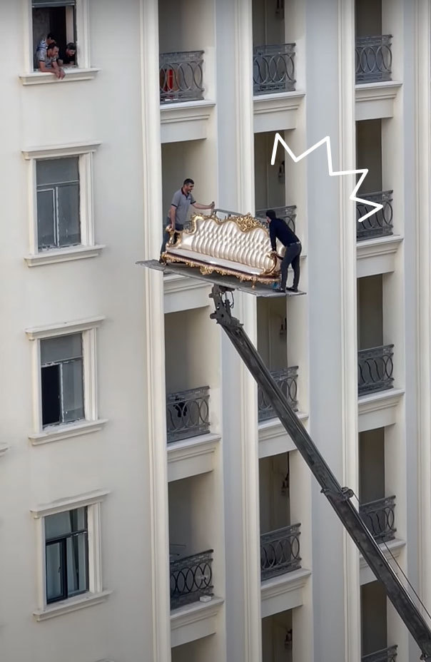クレーンを使ったソファの搬入作業?見るからに危険で恐ろしい映像