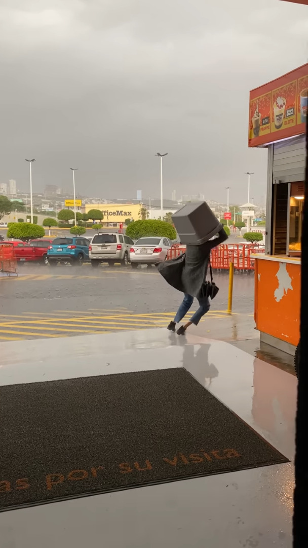 雨に濡れないようにとプラスチック製のボックスを頭にかぶって歩き出した女性。ところが、なんとも切ない結末に・・【海外・動画】