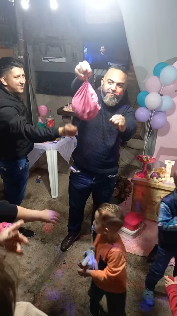 サプライズの風船でお誕生日会を盛り上げるはずが・・。ライターの火で風船を割ろうとしたらまさかの結末に！【海外・動画】