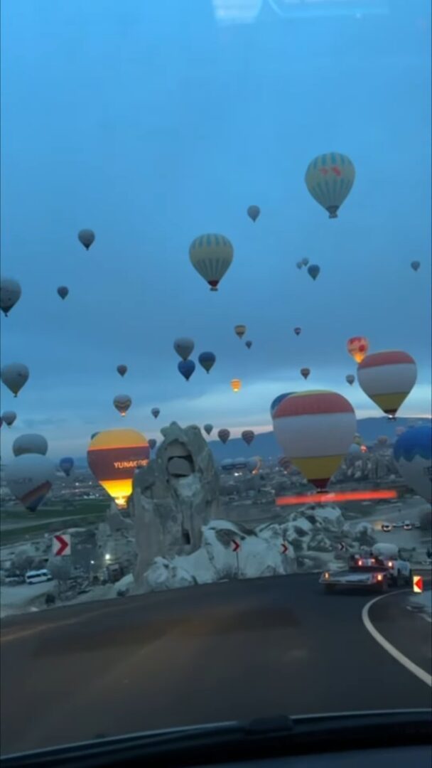 カッパドキア名物！神秘的な大地とカラフルな気球が生み出す絶景をドライブにキャッチ！！【海外・動画】