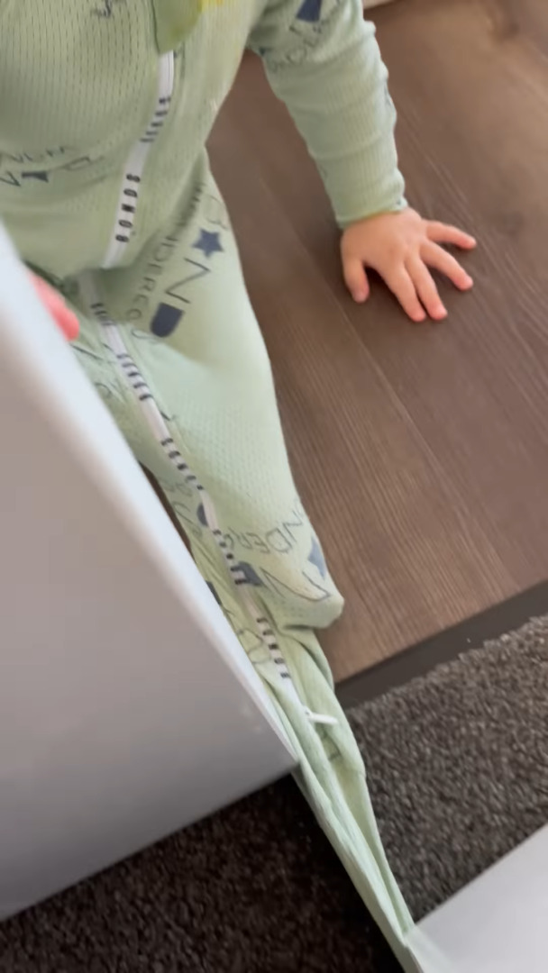 ドアが開かなくて泣きじゃくる赤ちゃん。この出来事、実はあるハプニングが原因だったんです!!