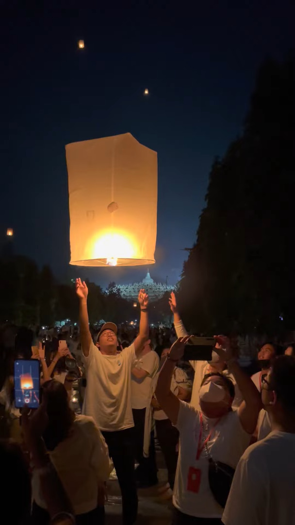 夜空に浮かぶランタンの星。インドネシアの恒例イベント「天灯上げ」の光景が幻想的でうっとり！！【海外・動画】