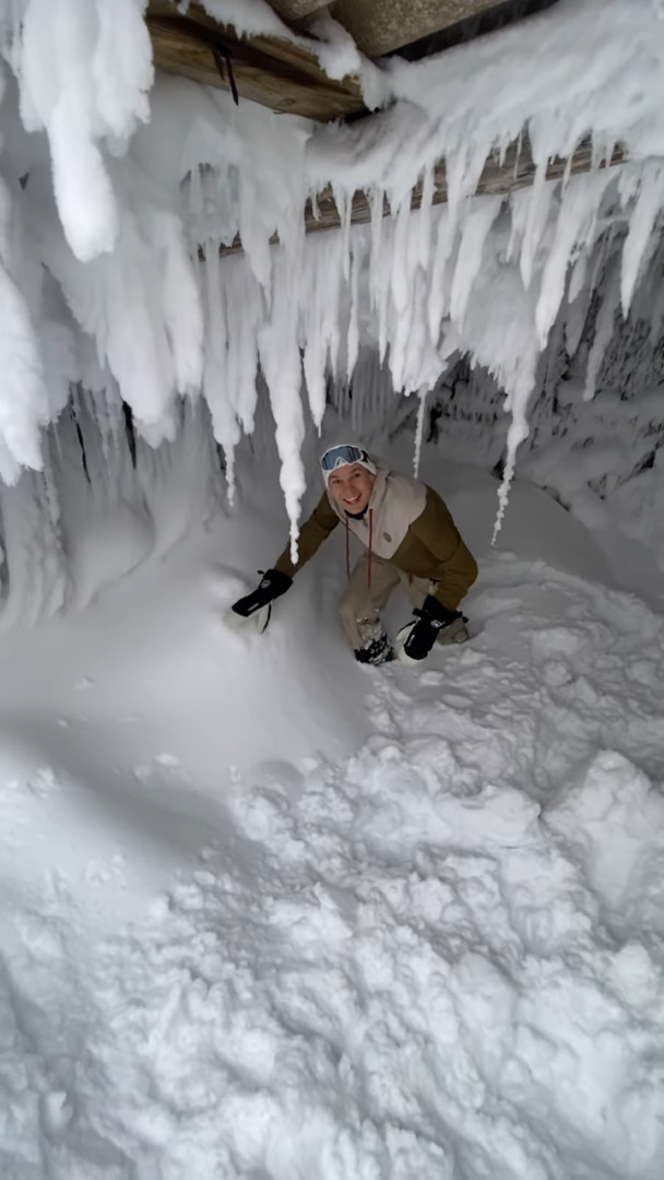 雪が積もった洞窟を進んでいっているのかと思いきや・・。神秘的なこの空間には『意外な事実』が隠されていたのです！！【海外・動画】