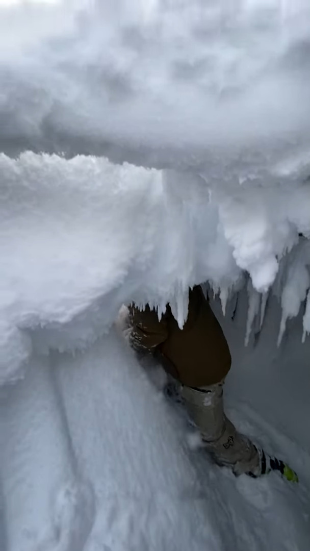 雪が積もった洞窟を進んでいっているのかと思いきや・・。神秘的なこの空間には『意外な事実』が隠されていたのです！！【海外・動画】