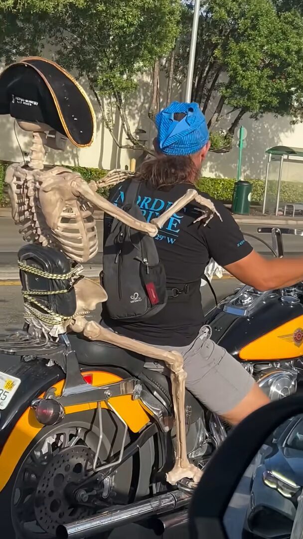 ハロウィンシーズンのアメリカならでは？バイクでタンデムする相手は・・ガイコツのパイレーツ！？【アメリカ・動画】