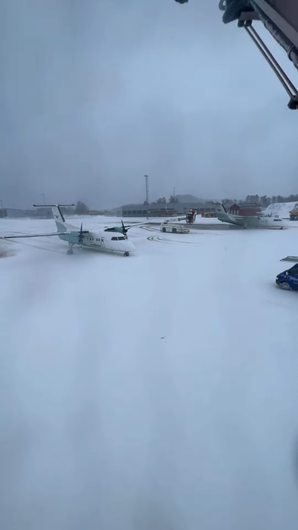なかなか見られない貴重な映像。小型旅客機の除氷作業はこうやって行われているんです!!