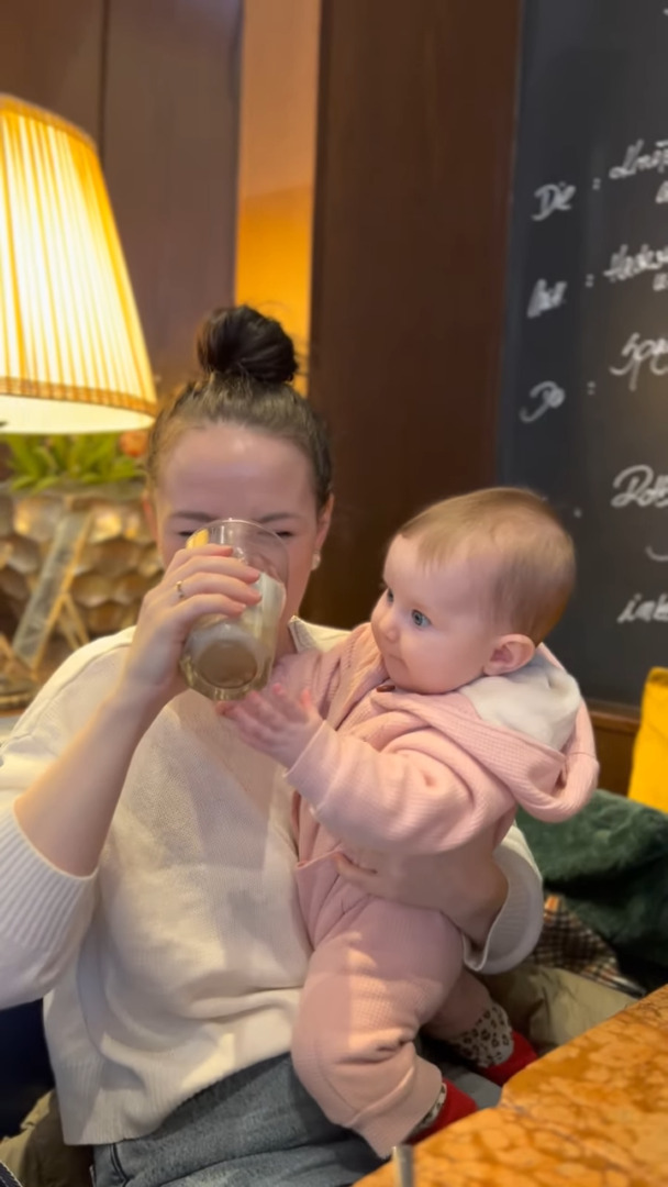 「なに飲んでるの?」ママが手にするグラスが気になる赤ちゃん。どうにか一口だけでも飲みたくて、もう必死です!!【海外・動画】