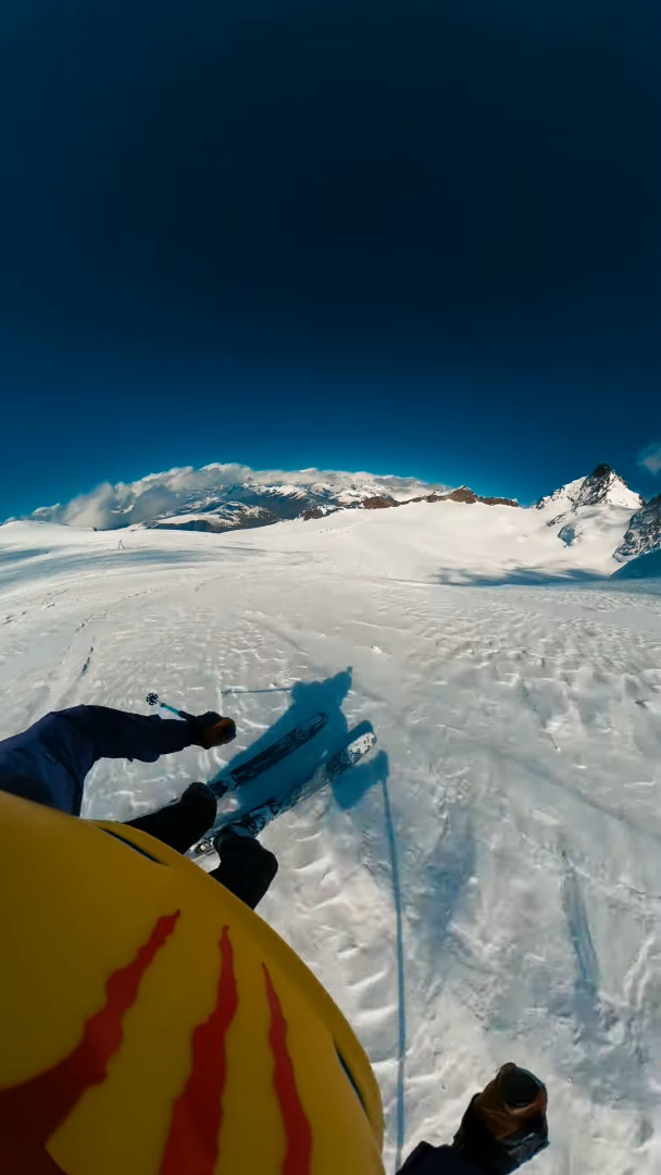 【恐怖映像】澄んだ青空の下、雪山でスキーを楽しんでいたはずが・・絶体絶命のピンチに！！