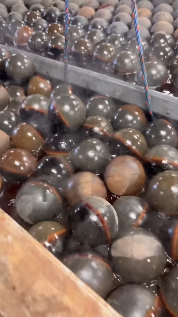 【ビフォーアフター】塗装も剥げた錆びたベンチが・・。薬剤のお風呂に浸けるとあらビックリ!!【アメリカ・動画】
