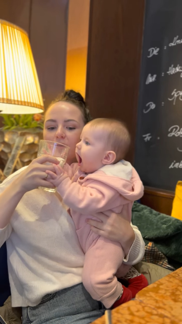 「なに飲んでるの?」ママが手にするグラスが気になる赤ちゃん。どうにか一口だけでも飲みたくて、もう必死です!!【海外・動画】