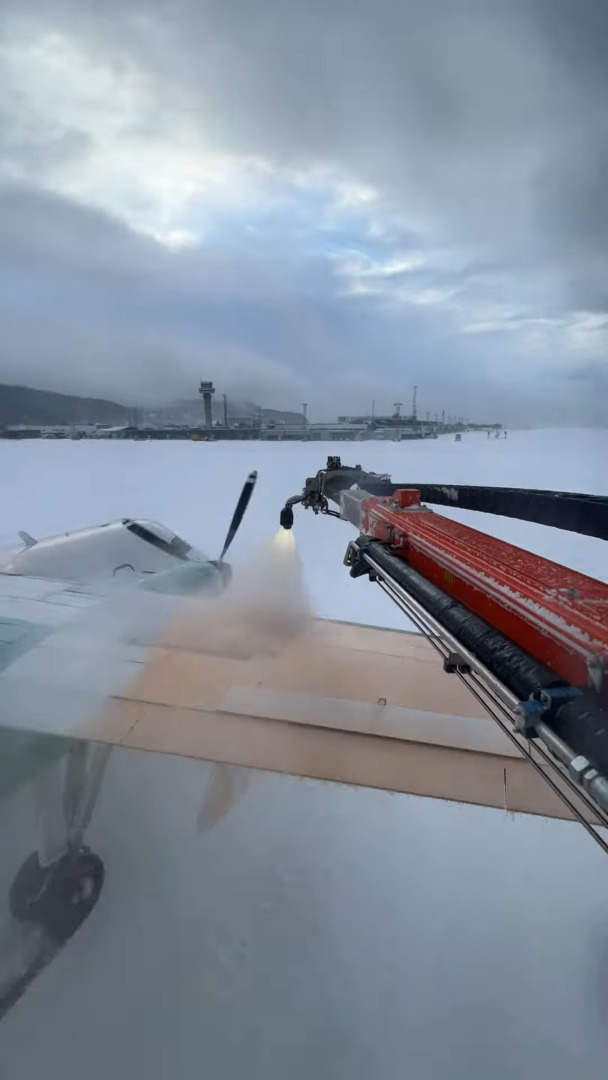 なかなか見られない貴重な映像。小型旅客機の除氷作業はこうやって行われているんです!!