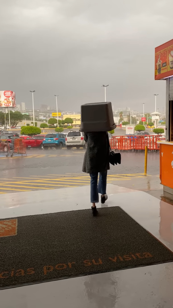 雨に濡れないようにとプラスチック製のボックスを頭にかぶって歩き出した女性。ところが、なんとも切ない結末に・・【海外・動画】