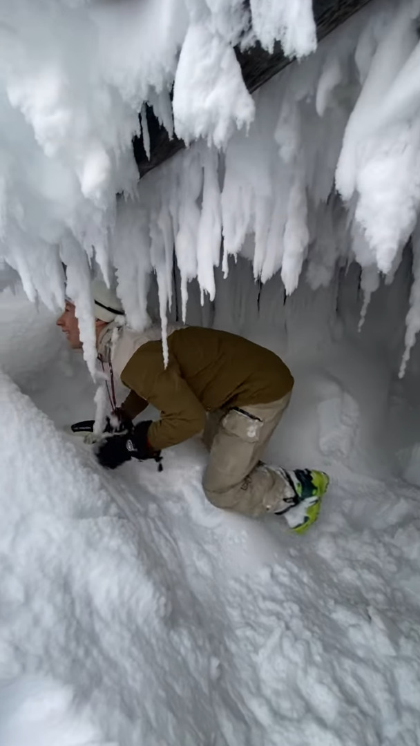 雪が積もった洞窟を進んでいっているのかと思いきや・・。神秘的なこの空間には『意外な事実』が隠されていたのです！！【海外・動画】