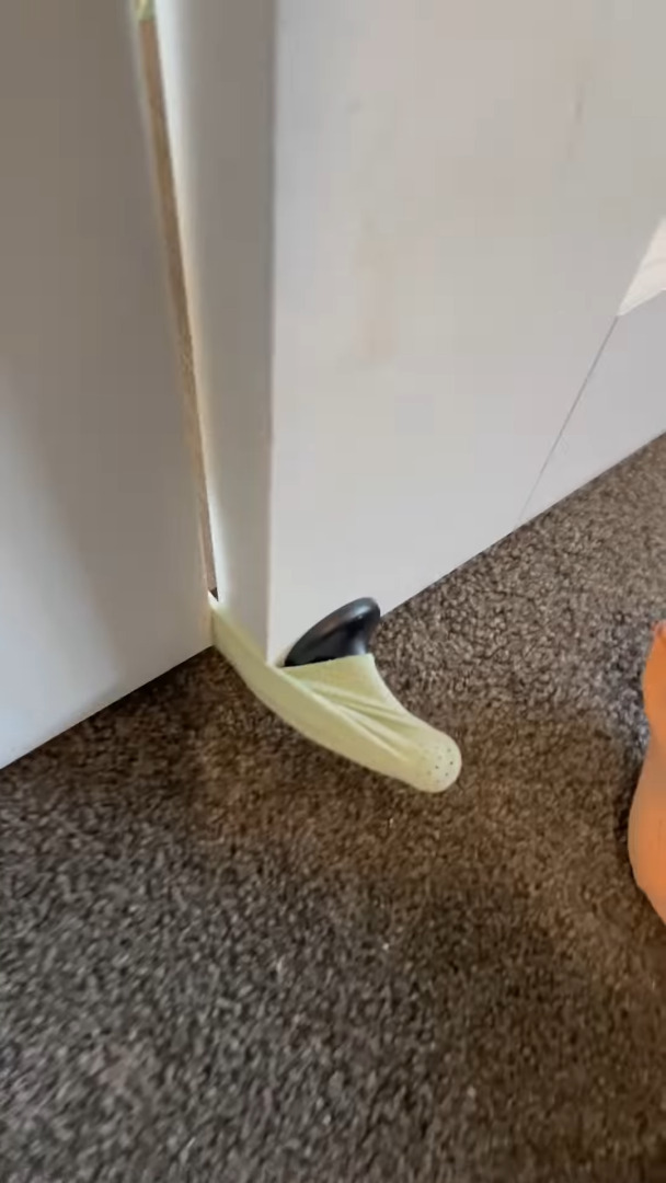 ドアが開かなくて泣きじゃくる赤ちゃん。この出来事、実はあるハプニングが原因だったんです!!