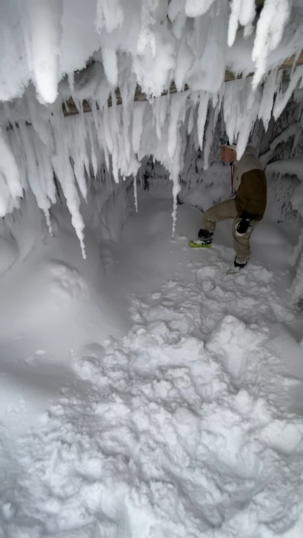 雪が積もった洞窟を進んでいっているのかと思いきや・・。神秘的なこの空間には『意外な事実』が隠されていたのです！！【海外・動画】