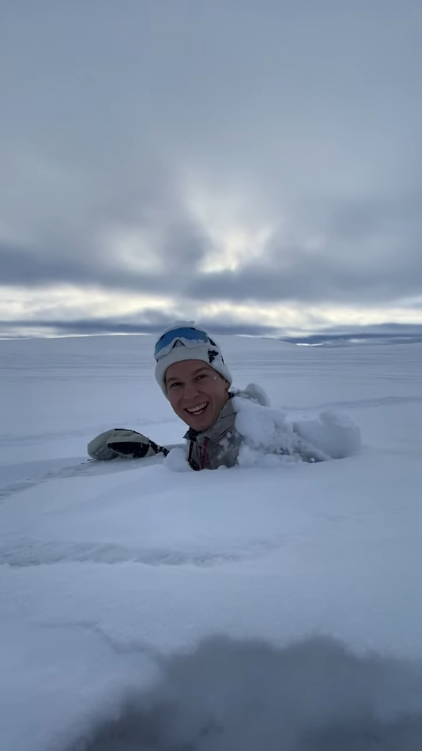 雪が積もった洞窟を進んでいっているのかと思いきや・・。神秘的なこの空間には『意外な事実』が隠されていたのです！！【海外・動画】