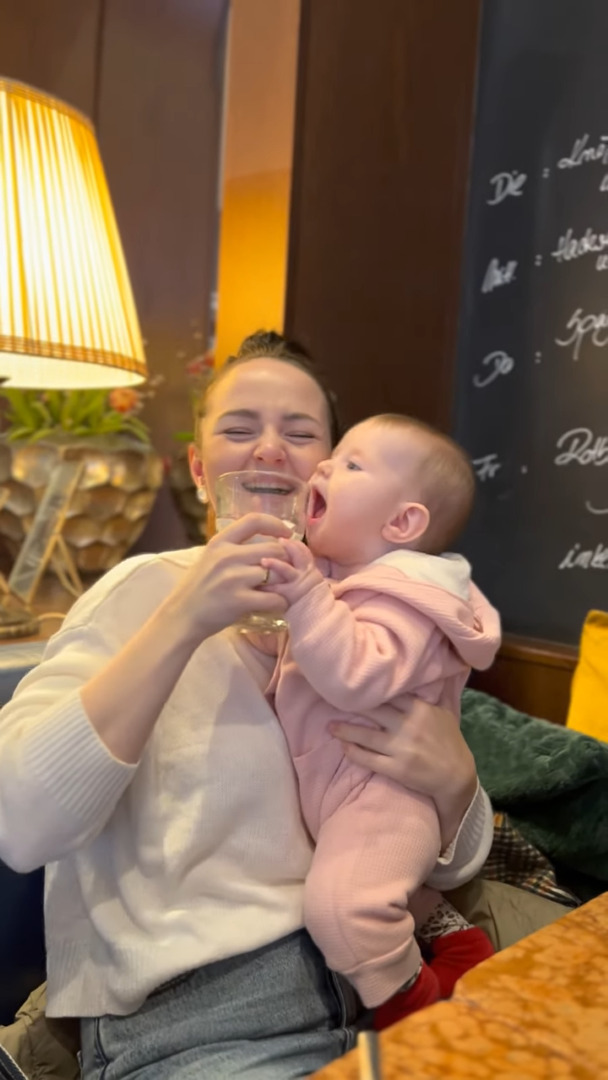 「なに飲んでるの?」ママが手にするグラスが気になる赤ちゃん。どうにか一口だけでも飲みたくて、もう必死です!!【海外・動画】