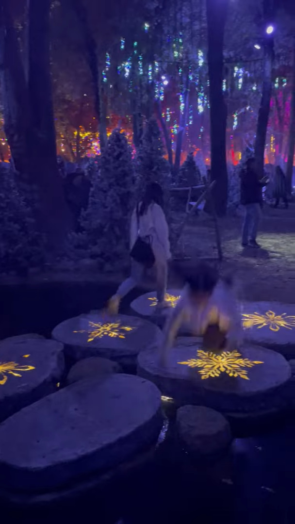 クリスマスムード漂うイルミネーション。踏むと光が浮かび上がる石でカップルが撮影していたら、思いもよらぬワンシーンが撮れてしまいました！！