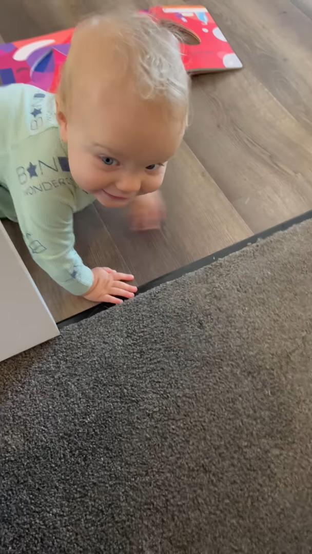 ドアが開かなくて泣きじゃくる赤ちゃん。この出来事、実はあるハプニングが原因だったんです!!