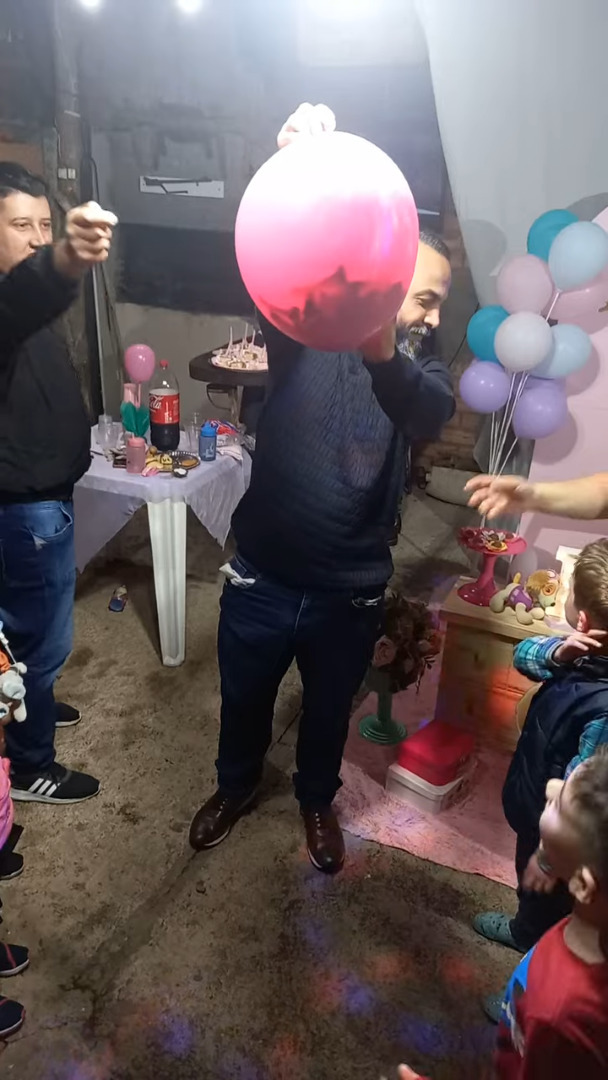 サプライズの風船でお誕生日会を盛り上げるはずが・・。ライターの火で風船を割ろうとしたらまさかの結末に！【海外・動画】