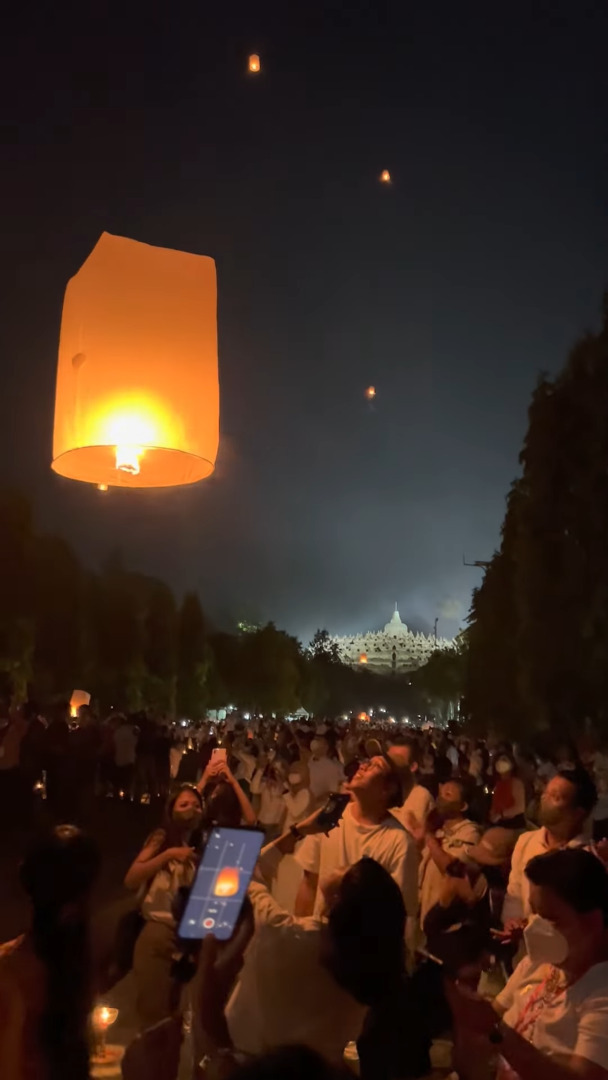 夜空に浮かぶランタンの星。インドネシアの恒例イベント「天灯上げ」の光景が幻想的でうっとり！！【海外・動画】