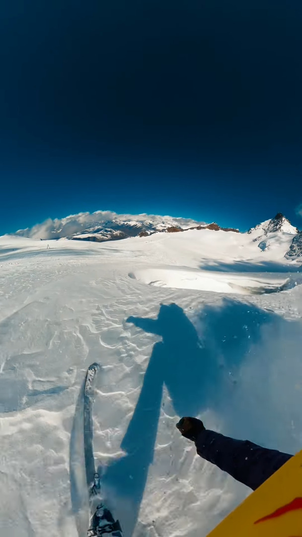 【恐怖映像】澄んだ青空の下、雪山でスキーを楽しんでいたはずが・・絶体絶命のピンチに！！