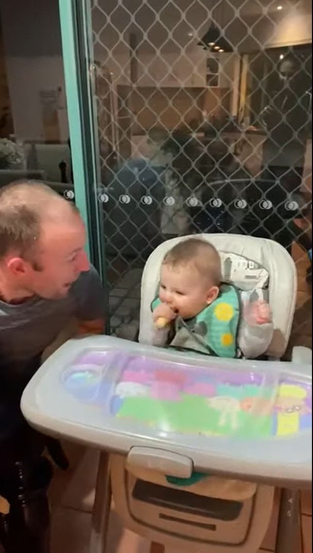 パパが赤ちゃんのおやつを食べるふり！赤ちゃんは絶対食べられたくないと素早い反応をする姿がおもしろかわいい