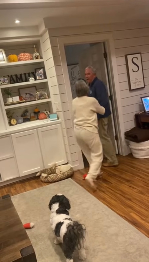 トリックビデオの撮影中に転倒したおばあちゃん。心配するおじいちゃんに、転んだおばあちゃんが見せたのは・・【アメリカ・動画】