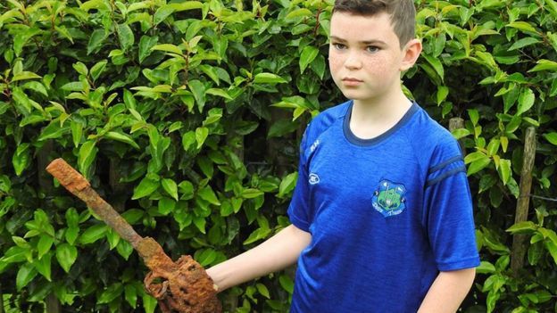10歳の少年が金属探知機で「300年前の名刀」を掘り当てる。これぞビギナーズラック！（英）