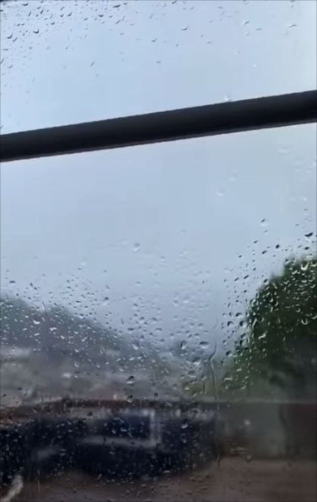 同じ家なのに裏と表で天気が一変!こんな状況見たことない!