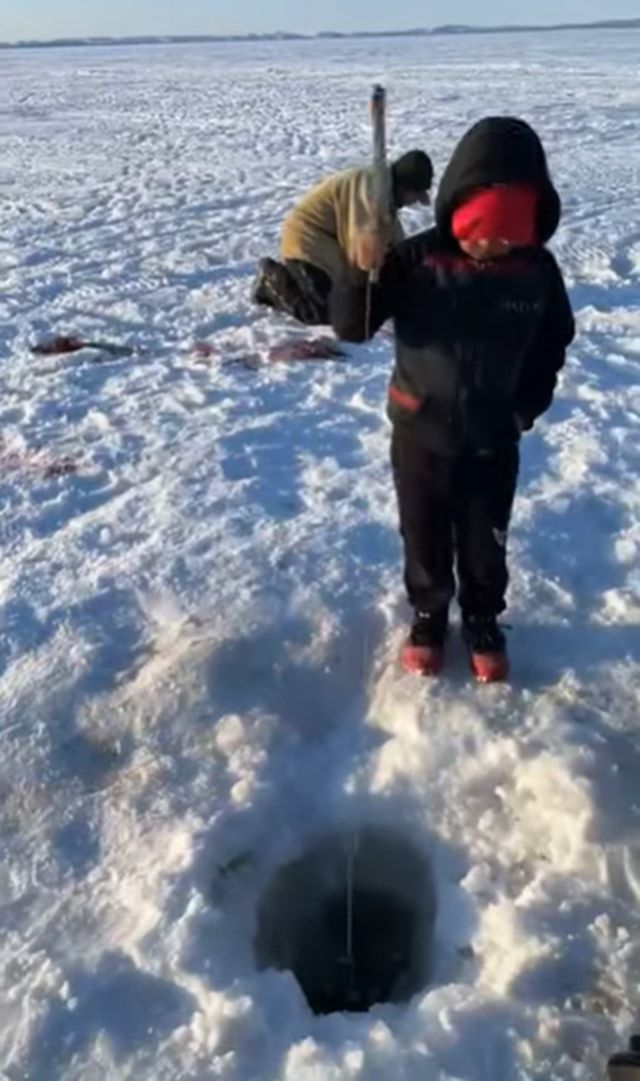 まさかの釣果！！初めて穴釣りをした6歳の少年！釣り上げた獲物のあまりのデカさに引いてしまいました！