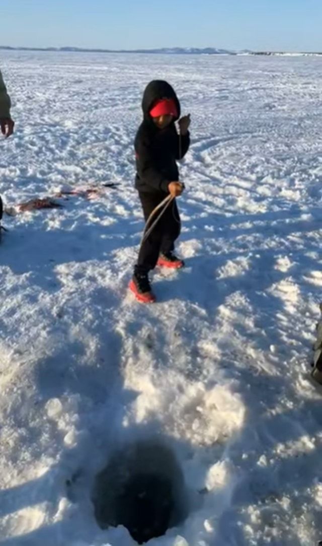 まさかの釣果！！初めて穴釣りをした6歳の少年！釣り上げた獲物のあまりのデカさに引いてしまいました！