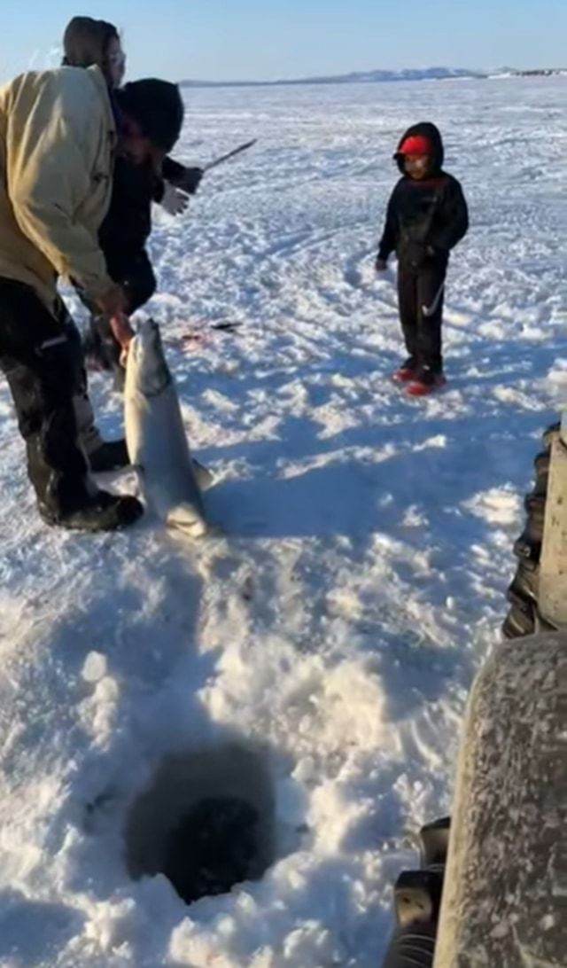 まさかの釣果！！初めて穴釣りをした6歳の少年！釣り上げた獲物のあまりのデカさに引いてしまいました！