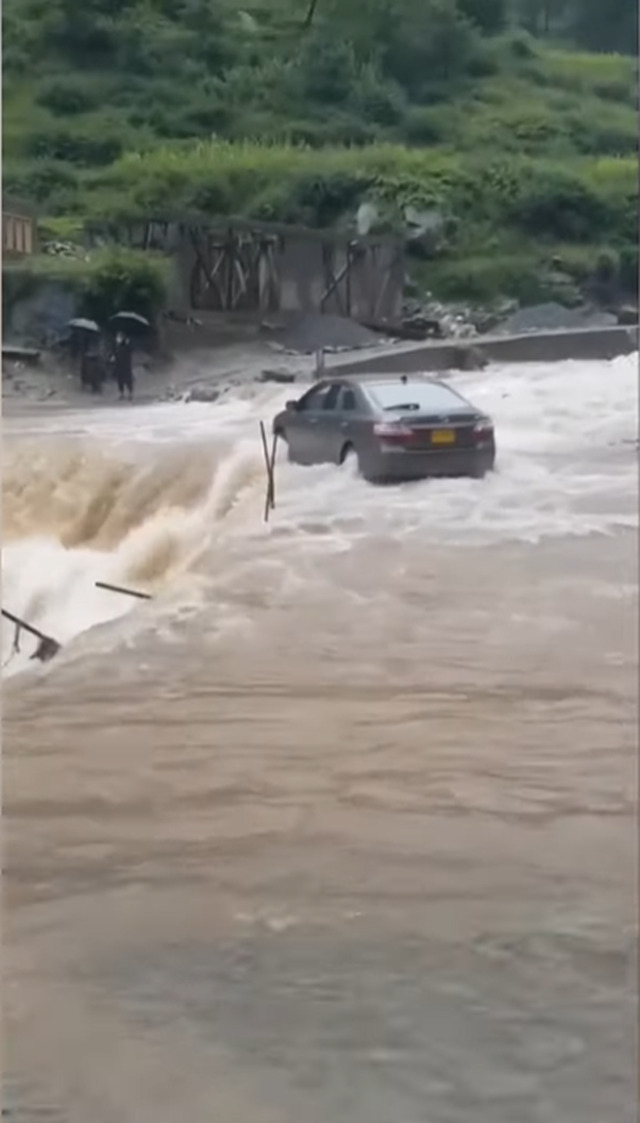 パキスタンの水害の影響で冠水した道路を通行中の車が飲み込まれる衝撃映像！