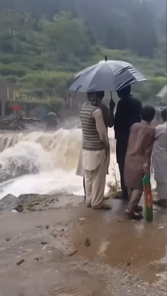 パキスタンの水害の影響で冠水した道路を通行中の車が飲み込まれる衝撃映像！