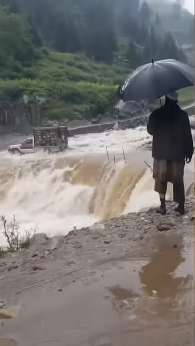 パキスタンの水害の影響で冠水した道路を通行中の車が飲み込まれる衝撃映像！