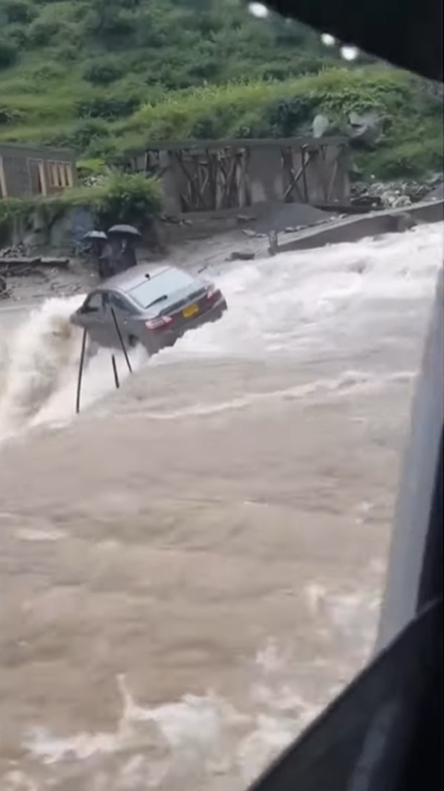 パキスタンの水害の影響で冠水した道路を通行中の車が飲み込まれる衝撃映像！