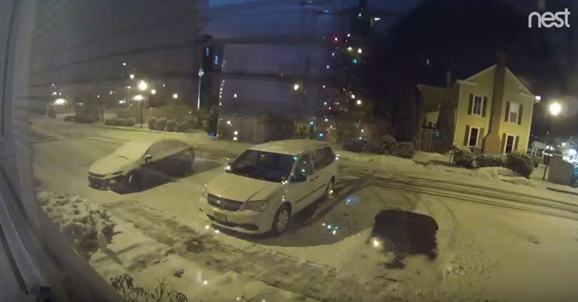 【誰も傷つけない素敵な動画】雪の積もる夜の駐車場、監視カメラが捉えた『少し幸せになれる気がする奇跡』の映像にほっこり